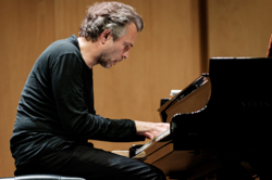 Justin Brown, Foto: Felix Grünschloß / STAATSTHEATER KARLSRUHE